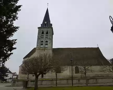 PXL000 Eglise St-Denis, XIIè s., clocher-tour carré surmonté d'une flèche octogonale, Méré.